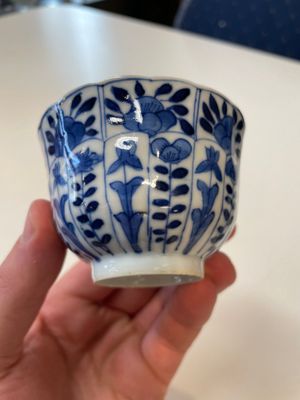 A varied collection of Chinese blue and white, grisaille and famille verte porcelain, Kangxi and later — photo 18