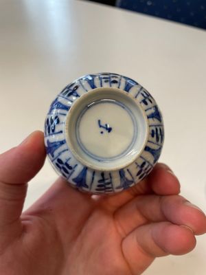 A varied collection of Chinese blue and white, grisaille and famille verte porcelain, Kangxi and later — photo 19
