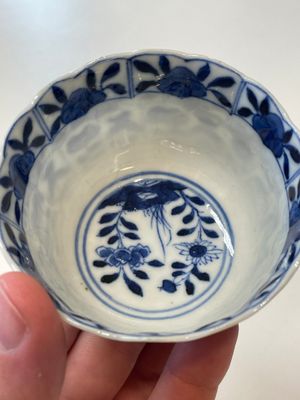 A varied collection of Chinese blue and white, grisaille and famille verte porcelain, Kangxi and later — photo 20