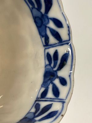 A varied collection of Chinese blue and white, grisaille and famille verte porcelain, Kangxi and later — photo 21