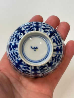A varied collection of Chinese blue and white, grisaille and famille verte porcelain, Kangxi and later — photo 22