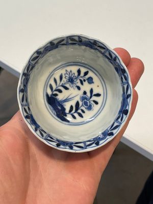 A varied collection of Chinese blue and white, grisaille and famille verte porcelain, Kangxi and later — photo 23