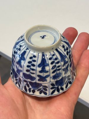 A varied collection of Chinese blue and white, grisaille and famille verte porcelain, Kangxi and later — photo 24