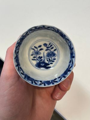 A varied collection of Chinese blue and white, grisaille and famille verte porcelain, Kangxi and later — photo 25