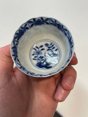 A varied collection of Chinese blue and white, grisaille and famille verte porcelain, Kangxi and later — photo 26