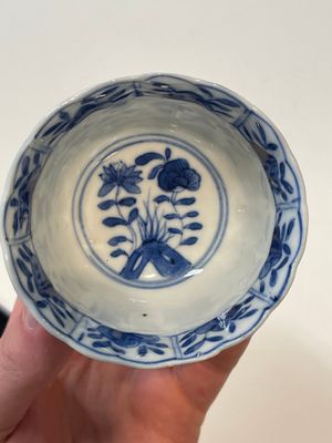 A varied collection of Chinese blue and white, grisaille and famille verte porcelain, Kangxi and later — photo 27