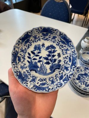 A varied collection of Chinese blue and white, grisaille and famille verte porcelain, Kangxi and later — photo 28