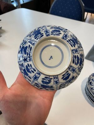 A varied collection of Chinese blue and white, grisaille and famille verte porcelain, Kangxi and later — photo 29
