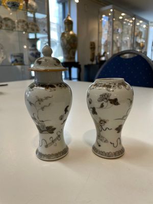 A varied collection of Chinese blue and white, grisaille and famille verte porcelain, Kangxi and later — photo 2