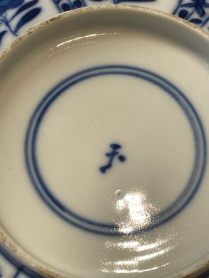 A varied collection of Chinese blue and white, grisaille and famille verte porcelain, Kangxi and later — photo 30