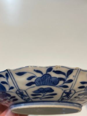 A varied collection of Chinese blue and white, grisaille and famille verte porcelain, Kangxi and later — photo 31