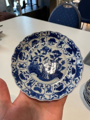A varied collection of Chinese blue and white, grisaille and famille verte porcelain, Kangxi and later — photo 32