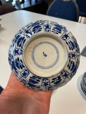 A varied collection of Chinese blue and white, grisaille and famille verte porcelain, Kangxi and later — photo 33