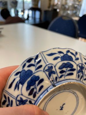 A varied collection of Chinese blue and white, grisaille and famille verte porcelain, Kangxi and later — photo 34