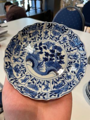 A varied collection of Chinese blue and white, grisaille and famille verte porcelain, Kangxi and later — photo 35