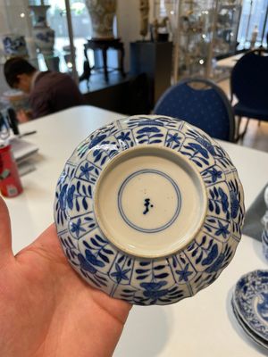 A varied collection of Chinese blue and white, grisaille and famille verte porcelain, Kangxi and later — photo 36