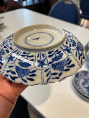A varied collection of Chinese blue and white, grisaille and famille verte porcelain, Kangxi and later — photo 37