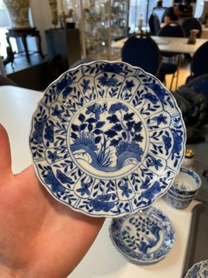 A varied collection of Chinese blue and white, grisaille and famille verte porcelain, Kangxi and later — photo 38