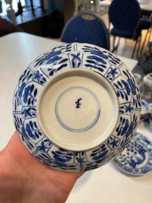 A varied collection of Chinese blue and white, grisaille and famille verte porcelain, Kangxi and later — photo 39