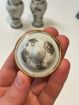 A varied collection of Chinese blue and white, grisaille and famille verte porcelain, Kangxi and later — photo 3