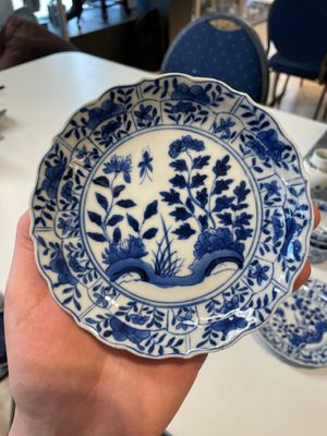 A varied collection of Chinese blue and white, grisaille and famille verte porcelain, Kangxi and later — photo 40
