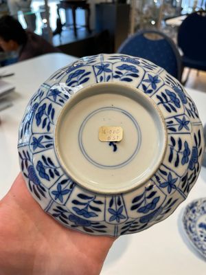 A varied collection of Chinese blue and white, grisaille and famille verte porcelain, Kangxi and later — photo 41