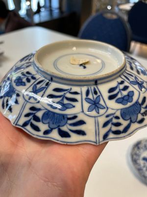 A varied collection of Chinese blue and white, grisaille and famille verte porcelain, Kangxi and later — photo 42