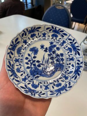 A varied collection of Chinese blue and white, grisaille and famille verte porcelain, Kangxi and later — photo 43