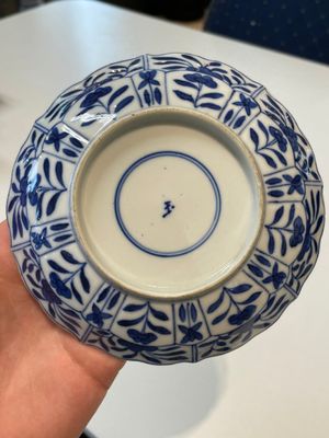A varied collection of Chinese blue and white, grisaille and famille verte porcelain, Kangxi and later — photo 44