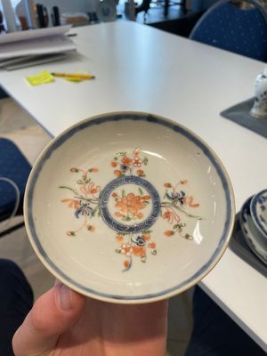 A varied collection of Chinese blue and white, grisaille and famille verte porcelain, Kangxi and later — photo 48