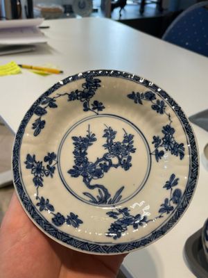 A varied collection of Chinese blue and white, grisaille and famille verte porcelain, Kangxi and later — photo 50