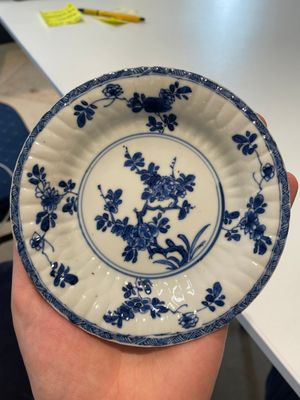 A varied collection of Chinese blue and white, grisaille and famille verte porcelain, Kangxi and later — photo 53
