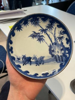 A varied collection of Chinese blue and white, grisaille and famille verte porcelain, Kangxi and later — photo 56