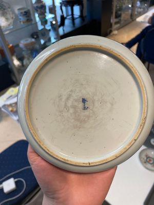 A varied collection of Chinese blue and white, grisaille and famille verte porcelain, Kangxi and later — photo 58