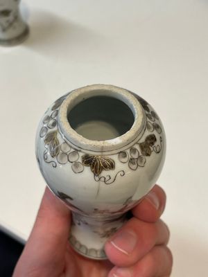 A varied collection of Chinese blue and white, grisaille and famille verte porcelain, Kangxi and later — photo 5