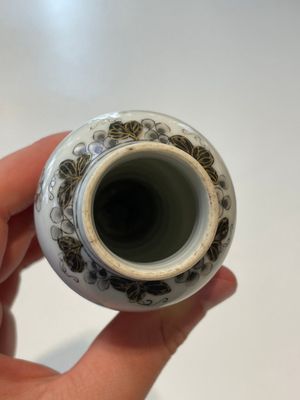 A varied collection of Chinese blue and white, grisaille and famille verte porcelain, Kangxi and later — photo 9