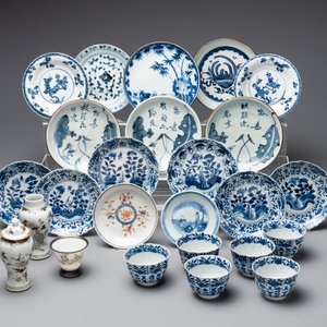 A varied collection of Chinese blue and white, grisaille and famille verte porcelain, Kangxi and later — photo 1