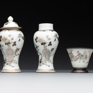 A varied collection of Chinese blue and white, grisaille and famille verte porcelain, Kangxi and later — photo 13