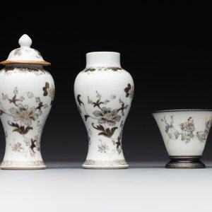A varied collection of Chinese blue and white, grisaille and famille verte porcelain, Kangxi and later — photo 14