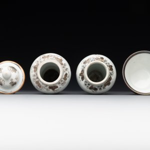 A varied collection of Chinese blue and white, grisaille and famille verte porcelain, Kangxi and later — photo 15