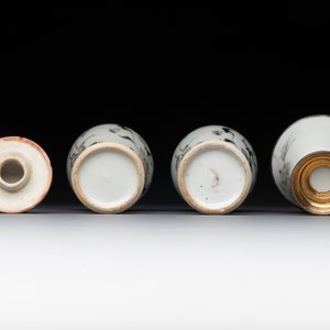 A varied collection of Chinese blue and white, grisaille and famille verte porcelain, Kangxi and later — photo 16
