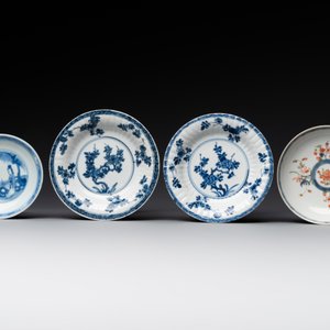 A varied collection of Chinese blue and white, grisaille and famille verte porcelain, Kangxi and later — photo 2