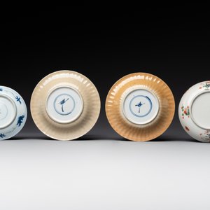 A varied collection of Chinese blue and white, grisaille and famille verte porcelain, Kangxi and later — photo 3