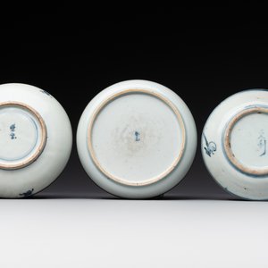 A varied collection of Chinese blue and white, grisaille and famille verte porcelain, Kangxi and later — photo 5