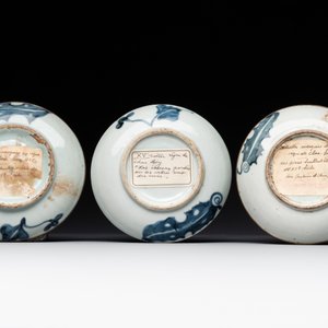 A varied collection of Chinese blue and white, grisaille and famille verte porcelain, Kangxi and later — photo 7