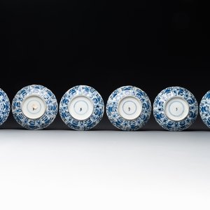 A varied collection of Chinese blue and white, grisaille and famille verte porcelain, Kangxi and later — photo 9