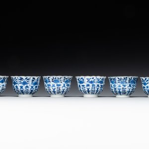 A varied collection of Chinese blue and white, grisaille and famille verte porcelain, Kangxi and later — photo 10