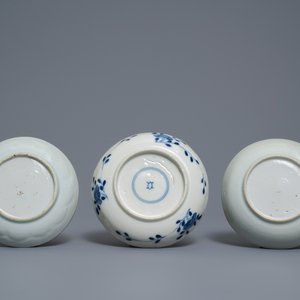 A varied collection of Chinese blue and white porcelain, Ming and Kangxi — photo 14