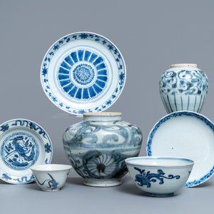A varied collection of Chinese blue and white porcelain, Ming — 照片 1