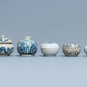 A varied collection of Chinese blue and white wares, Ming and later — 照片 14